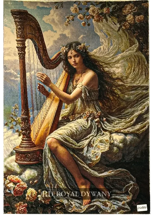 Dywan obrazowy przedstawiający kobietę grającą na harfie siedzącą na chmurach wśród kwiatów w romantycznym stylu klasycznym